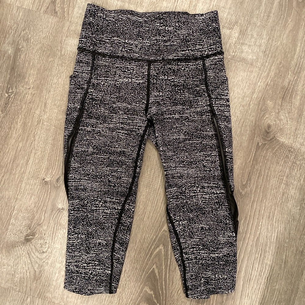 Lulu lemon Pace Perfect Crop white and black size 6